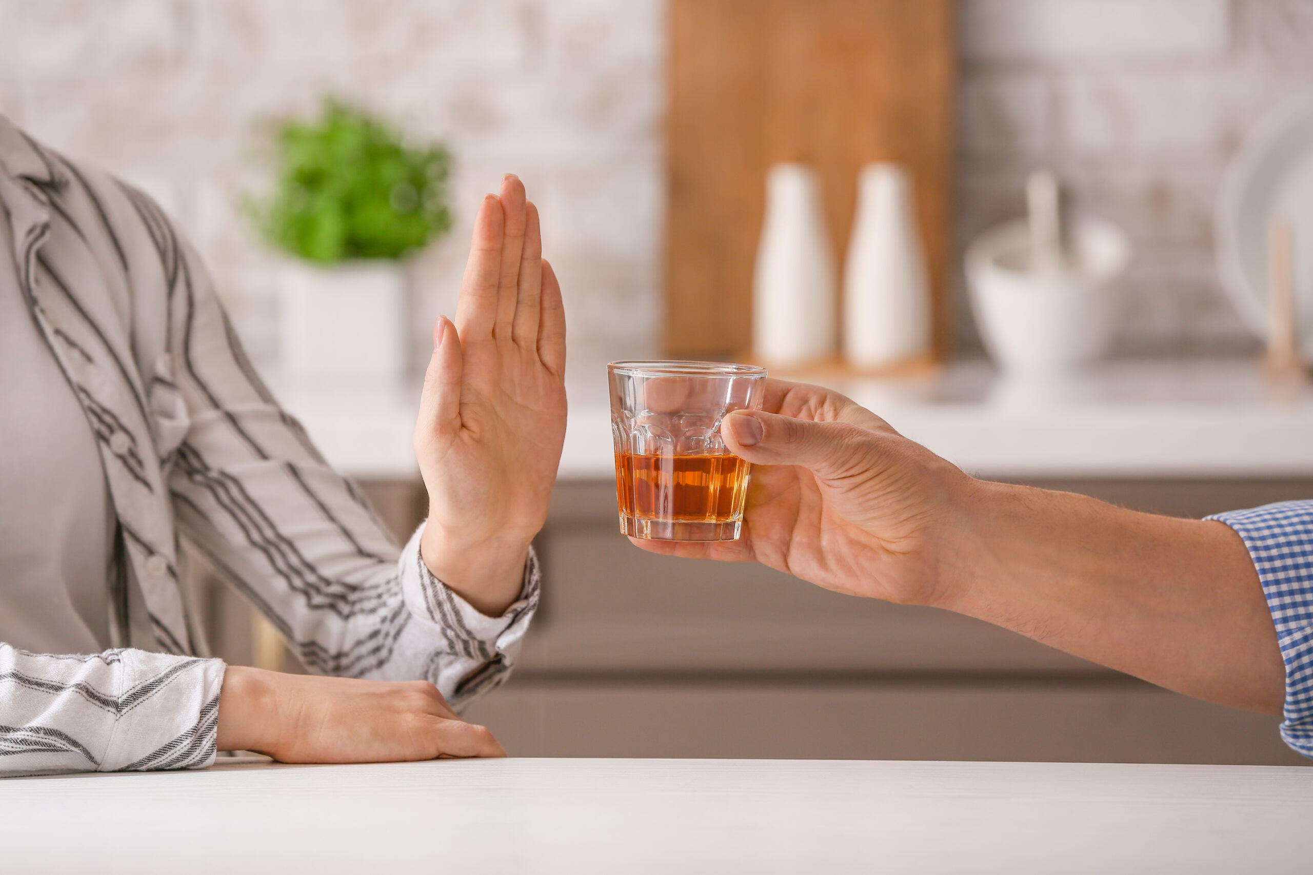 Entenda os riscos de consumir bebida alcoólica após a bariátrica.
